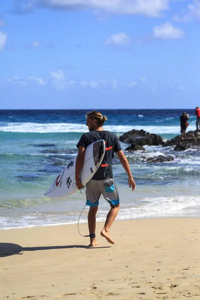 Homme Avec Une Planche Surf Sur Plage — Photo