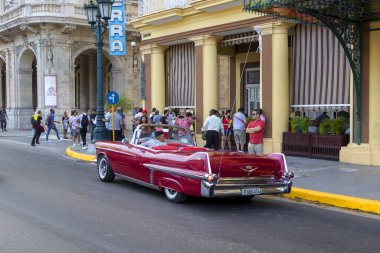 Havana, Küba - 10 Şubat 2019: Eski klasik Amerikan arabaları restore edildi - turizm için taşımacılık sağlandı.