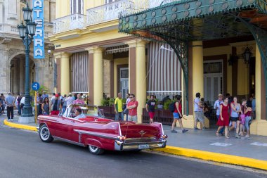 Havana, Küba - 10 Şubat 2019: Eski klasik Amerikan arabaları restore edildi - turizm için taşımacılık sağlandı.