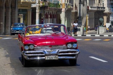 Havana, Küba - 10 Şubat 2019: Eski klasik Amerikan arabaları restore edildi - turizm için taşımacılık sağlandı.