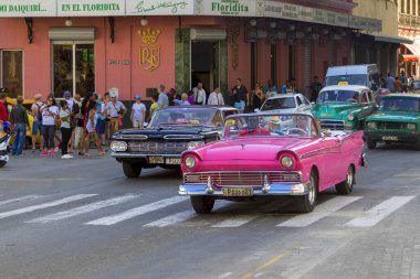 Havana, Küba - 10 Şubat 2019: Eski klasik Amerikan arabaları restore edildi - turizm için taşımacılık sağlandı.