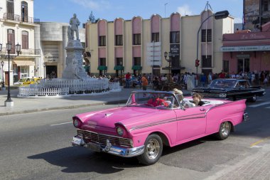Havana, Küba - 10 Şubat 2019: Eski klasik Amerikan arabaları restore edildi - turizm için taşımacılık sağlandı.