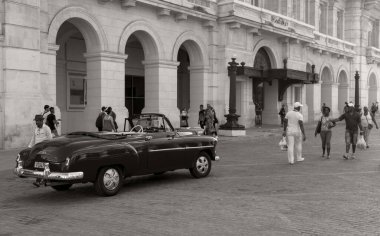 Havana, Küba - 10 Şubat 2019: Eski klasik Amerikan arabaları restore edildi - turizm için taşımacılık sağlandı.