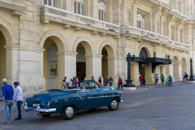 Havana, Küba - 10 Şubat 2019: Eski klasik Amerikan arabaları restore edildi - turizm için taşımacılık sağlandı.
