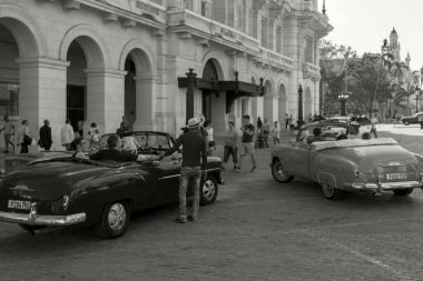 Havana, Küba - 10 Şubat 2019: Eski klasik Amerikan arabaları restore edildi - turizm için taşımacılık sağlandı.