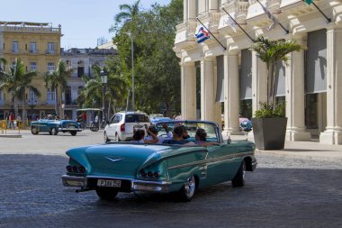 Havana, Küba - 10 Şubat 2019: Eski klasik Amerikan arabaları restore edildi - turizm için taşımacılık sağlandı.