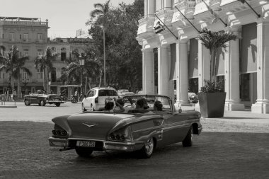 Havana, Küba - 10 Şubat 2019: Eski klasik Amerikan arabaları restore edildi - turizm için taşımacılık sağlandı.