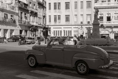 Havana, Küba - 10 Şubat 2019: Eski klasik Amerikan arabaları restore edildi - turizm için taşımacılık sağlandı.