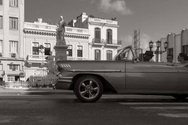 Havana, Küba - 10 Şubat 2019: Eski klasik Amerikan arabaları restore edildi - turizm için taşımacılık sağlandı.