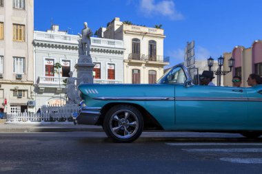 Havana, Küba - 10 Şubat 2019: Eski klasik Amerikan arabaları restore edildi - turizm için taşımacılık sağlandı.