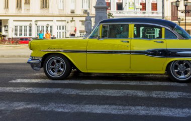 Havana, Küba - 10 Şubat 2019: Eski klasik Amerikan arabaları restore edildi - turizm için taşımacılık sağlandı.
