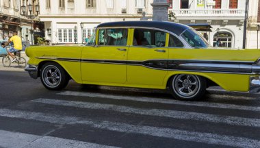 Havana, Küba - 10 Şubat 2019: Eski klasik Amerikan arabaları restore edildi - turizm için taşımacılık sağlandı.