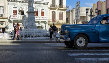 Havana, Küba - 10 Şubat 2019: Eski klasik Amerikan arabaları restore edildi - turizm için taşımacılık sağlandı.