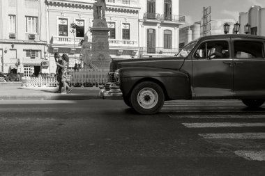 Havana, Küba - 10 Şubat 2019: Eski klasik Amerikan arabaları restore edildi - turizm için taşımacılık sağlandı.
