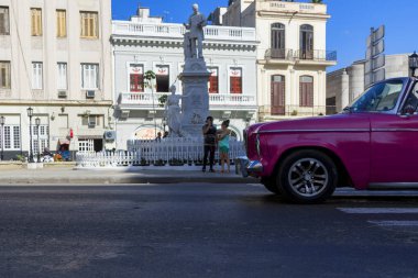Havana, Küba - 10 Şubat 2019: Eski klasik Amerikan arabaları restore edildi - turizm için taşımacılık sağlandı.