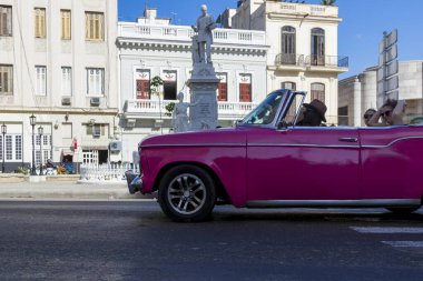 Havana, Küba - 10 Şubat 2019: Eski klasik Amerikan arabaları restore edildi - turizm için taşımacılık sağlandı.