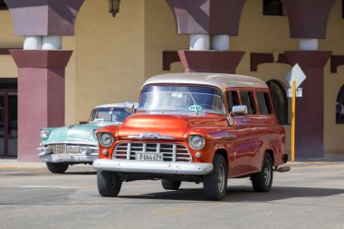 Havana, Küba - 10 Şubat 2019: Eski klasik Amerikan arabaları restore edildi - turizm için taşımacılık sağlandı.