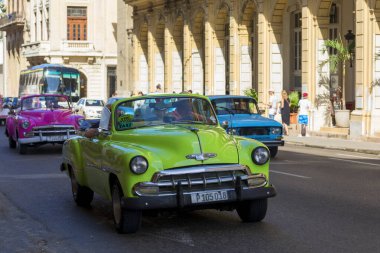Havana, Küba - 10 Şubat 2019: Eski klasik Amerikan arabaları restore edildi - turizm için taşımacılık sağlandı.