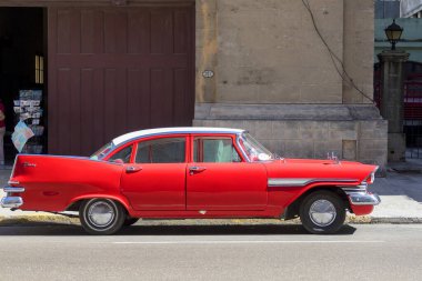 Havana, Küba - 10 Şubat 2019: Eski klasik Amerikan arabaları restore edildi - turizm için taşımacılık sağlandı.