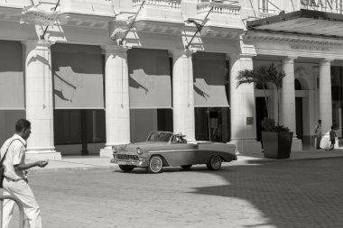 Havana, Küba - 10 Şubat 2019: Eski klasik Amerikan arabaları restore edildi - turizm için taşımacılık sağlandı.