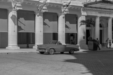 Havana, Küba - 10 Şubat 2019: Eski klasik Amerikan arabaları restore edildi - turizm için taşımacılık sağlandı.