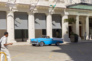 Havana, Küba - 10 Şubat 2019: Eski klasik Amerikan arabaları restore edildi - turizm için taşımacılık sağlandı.