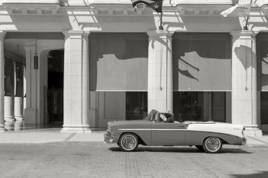 Havana, Küba - 10 Şubat 2019: Eski klasik Amerikan arabaları restore edildi - turizm için taşımacılık sağlandı.