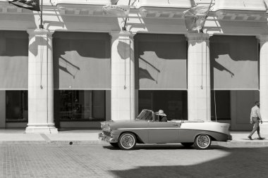 Havana, Küba - 10 Şubat 2019: Eski klasik Amerikan arabaları restore edildi - turizm için taşımacılık sağlandı.