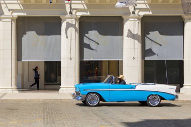 Havana, Küba - 10 Şubat 2019: Eski klasik Amerikan arabaları restore edildi - turizm için taşımacılık sağlandı.