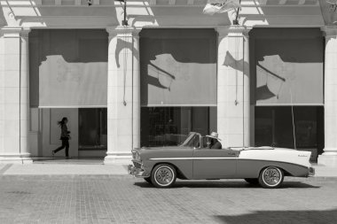 Havana, Küba - 10 Şubat 2019: Eski klasik Amerikan arabaları restore edildi - turizm için taşımacılık sağlandı.