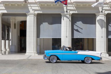 Havana, Küba - 10 Şubat 2019: Eski klasik Amerikan arabaları restore edildi - turizm için taşımacılık sağlandı.