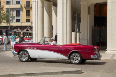 Havana, Küba - 10 Şubat 2019: Eski klasik Amerikan arabaları restore edildi - turizm için taşımacılık sağlandı.