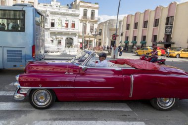 Havana, Küba - 10 Şubat 2019: Eski klasik Amerikan arabaları restore edildi - turizm için taşımacılık sağlandı.