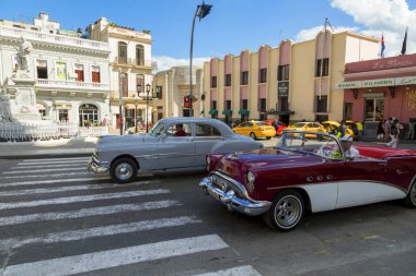 Havana, Küba - 10 Şubat 2019: Eski klasik Amerikan arabaları restore edildi - turizm için taşımacılık sağlandı.