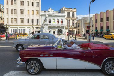 Havana, Küba - 10 Şubat 2019: Eski klasik Amerikan arabaları restore edildi - turizm için taşımacılık sağlandı.