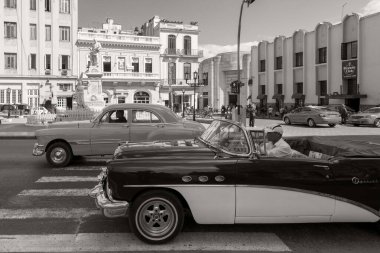 Havana, Küba - 10 Şubat 2019: Eski klasik Amerikan arabaları restore edildi - turizm için taşımacılık sağlandı.