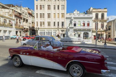 Havana, Küba - 10 Şubat 2019: Eski klasik Amerikan arabaları restore edildi - turizm için taşımacılık sağlandı.