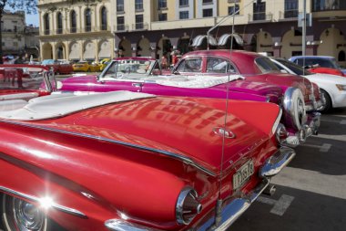 Havana, Küba - 10 Şubat 2019: Eski klasik Amerikan arabaları restore edildi - turizm için taşımacılık sağlandı.