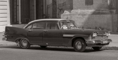 Havana, Küba - 10 Şubat 2019: Eski klasik Amerikan arabaları restore edildi - turizm için taşımacılık sağlandı.