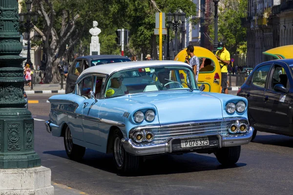 ハバナ キューバ 2019年2月10日 復元された状態でヴィンテージクラシックアメリカ車 観光のための輸送を提供します — ストック写真