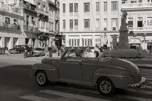 Habana Cuba Febrero 2019 Coches Clásicos Americanos Condiciones Restauradas Ofrecen — Foto de Stock