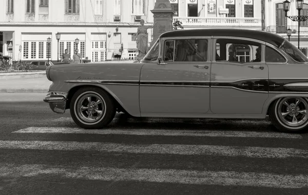 Havana, Küba - 10 Şubat 2019: Eski klasik Amerikan arabaları restore edildi - turizm için taşımacılık sağlandı.