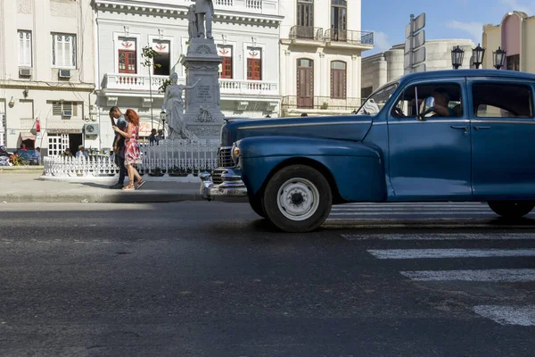 Havana, Küba - 10 Şubat 2019: Eski klasik Amerikan arabaları restore edildi - turizm için taşımacılık sağlandı.