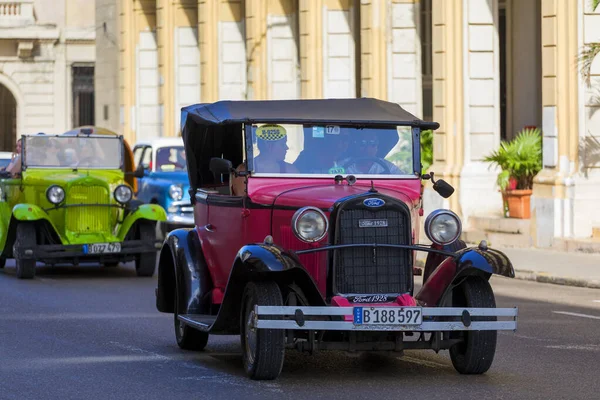 Habana Cuba Febrero 2019 Coches Clásicos Americanos Condiciones Restauradas Ofrecen — Foto de Stock