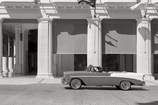 Havana, Küba - 10 Şubat 2019: Eski klasik Amerikan arabaları restore edildi - turizm için taşımacılık sağlandı.