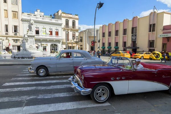 古巴哈瓦那 2019年2月10日 复古经典美国汽车 提供旅游交通 — 图库照片