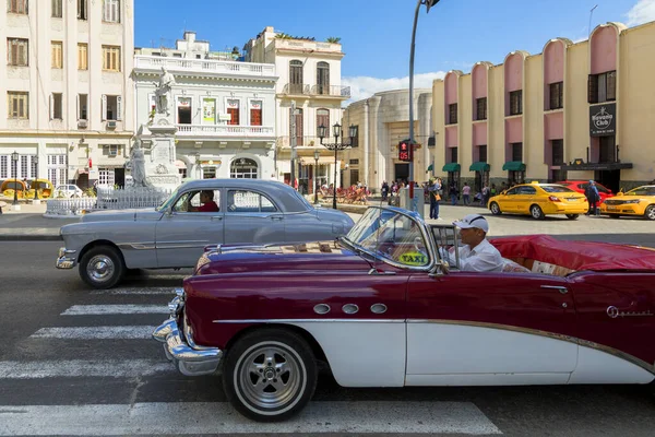 Habana Cuba Febrero 2019 Coches Clásicos Americanos Condiciones Restauradas Ofrecen — Foto de Stock