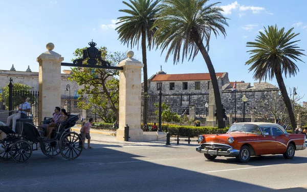 古巴哈瓦那 2019年2月10日 复古经典美国汽车 提供旅游交通 — 图库照片