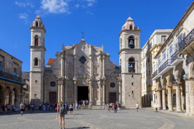 HAVANA, CUBA - 15 Şubat 2018: Eski Havana 'daki Katedral Meydanı, insanların yaşadığı şehrin bir simgesi.