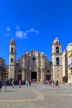 HAVANA, CUBA - 15 Şubat 2018: Eski Havana 'daki Katedral Meydanı, insanların yaşadığı şehrin bir simgesi.